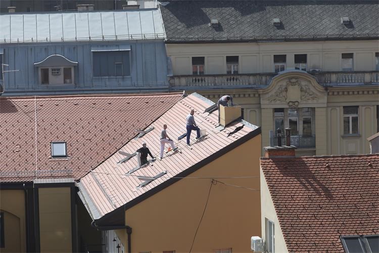 Slika: BORIS ŠĆITAR Ljudi na krovu (centar Zagreba), pregled krovova i dimnjaka nakon potresa 